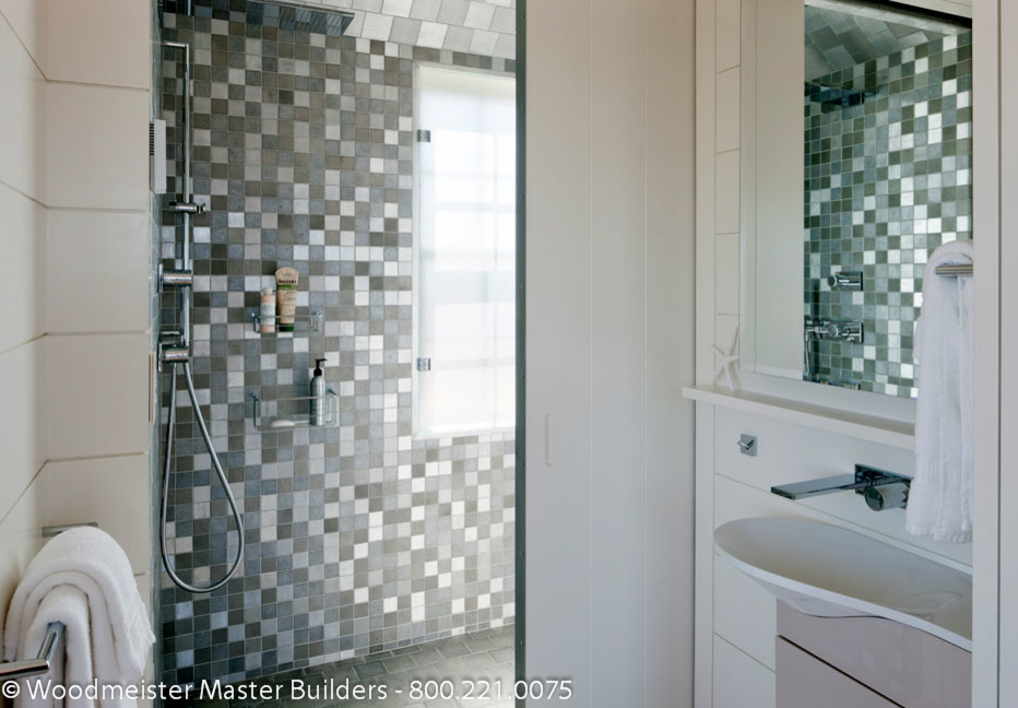 Immagine di una piccola stanza da bagno con doccia classica con ante lisce, ante bianche, piastrelle multicolore, piastrelle di vetro, pareti bianche e pavimento in gres porcellanato