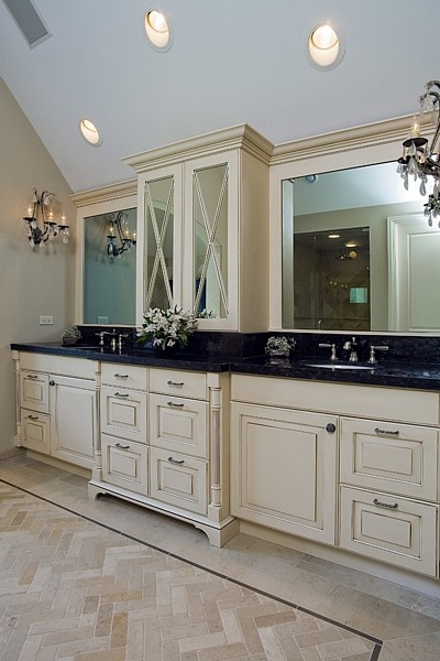 Exempel på ett mycket stort klassiskt en-suite badrum, med luckor med upphöjd panel, beige skåp, ett badkar i en alkov, en dusch i en alkov, beige kakel, stenkakel, beige väggar, kalkstensgolv, ett undermonterad handfat och granitbänkskiva