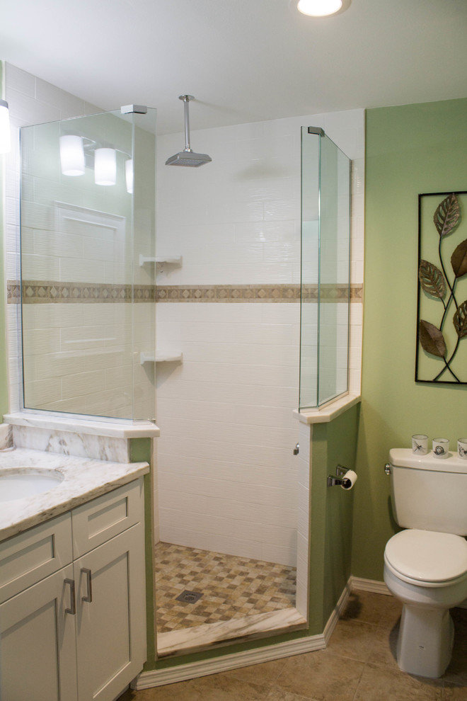 Idéer för att renovera ett mellanstort tropiskt badrum med dusch, med luckor med upphöjd panel, vita skåp, ett platsbyggt badkar, en öppen dusch, en toalettstol med hel cisternkåpa, beige kakel, vit kakel, stenhäll, gröna väggar, klinkergolv i keramik, ett nedsänkt handfat och granitbänkskiva