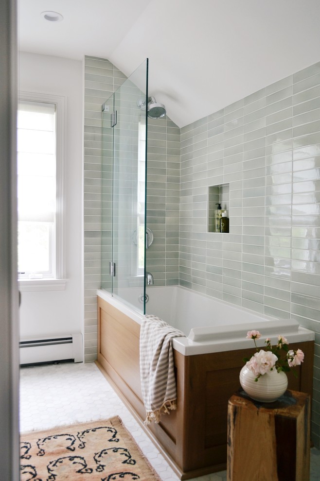 Idéer för ett mellanstort klassiskt grå en-suite badrum, med släta luckor, skåp i mellenmörkt trä, ett hörnbadkar, en dusch/badkar-kombination, en toalettstol med hel cisternkåpa, grön kakel, vita väggar, marmorgolv, ett fristående handfat, marmorbänkskiva, vitt golv och dusch med gångjärnsdörr