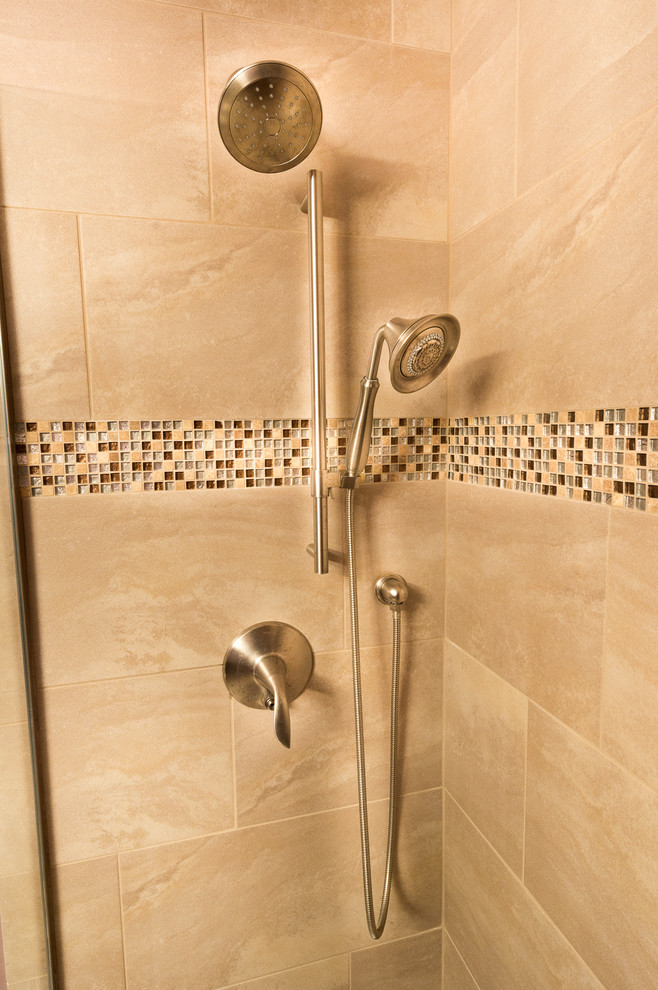 Immagine di una stanza da bagno padronale chic di medie dimensioni con doccia doppia, WC a due pezzi, piastrelle beige, piastrelle in gres porcellanato, pareti viola e pavimento in gres porcellanato