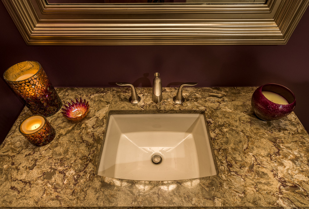Пример оригинального дизайна: ванная комната среднего размера в стиле неоклассика (современная классика) с фасадами с утопленной филенкой, темными деревянными фасадами, двойным душем, раздельным унитазом, бежевой плиткой, керамогранитной плиткой, фиолетовыми стенами, полом из керамогранита, врезной раковиной и столешницей из искусственного кварца