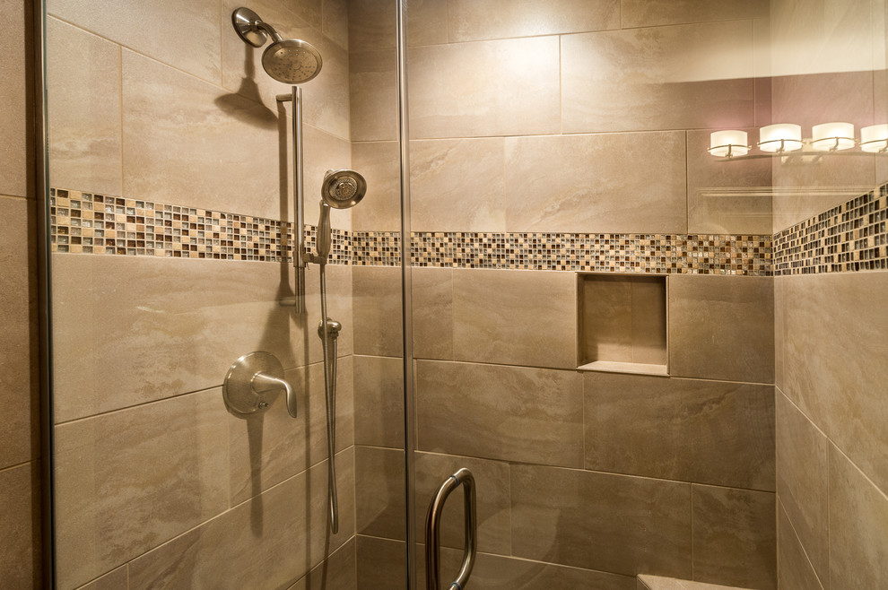 Ejemplo de cuarto de baño principal tradicional renovado de tamaño medio con ducha doble, sanitario de dos piezas, baldosas y/o azulejos beige, baldosas y/o azulejos de porcelana, paredes púrpuras y suelo de baldosas de porcelana