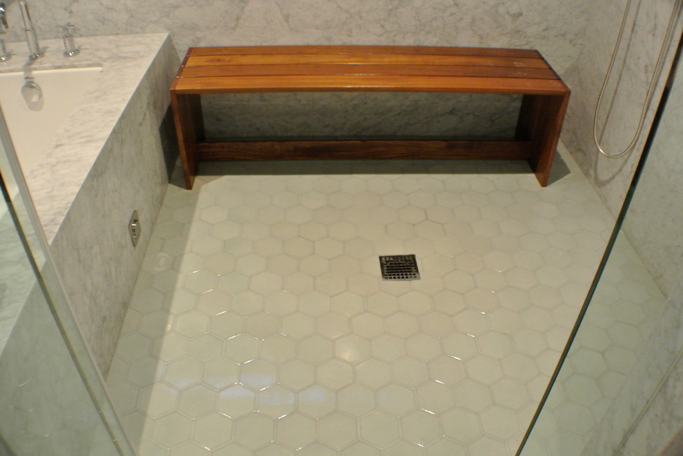 Idee per una stanza da bagno design con lavabo sottopiano, vasca sottopiano, vasca/doccia, WC a due pezzi, consolle stile comò, ante marroni, top in marmo e piastrelle grigie