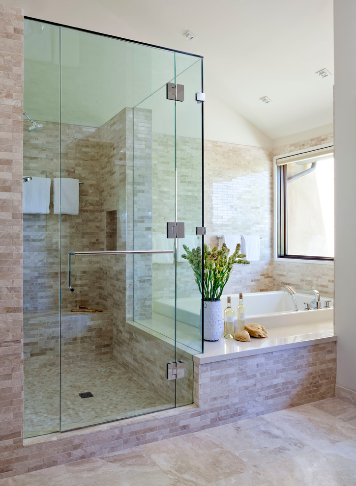 Ejemplo de cuarto de baño principal contemporáneo con bañera encastrada, ducha esquinera y baldosas y/o azulejos de piedra