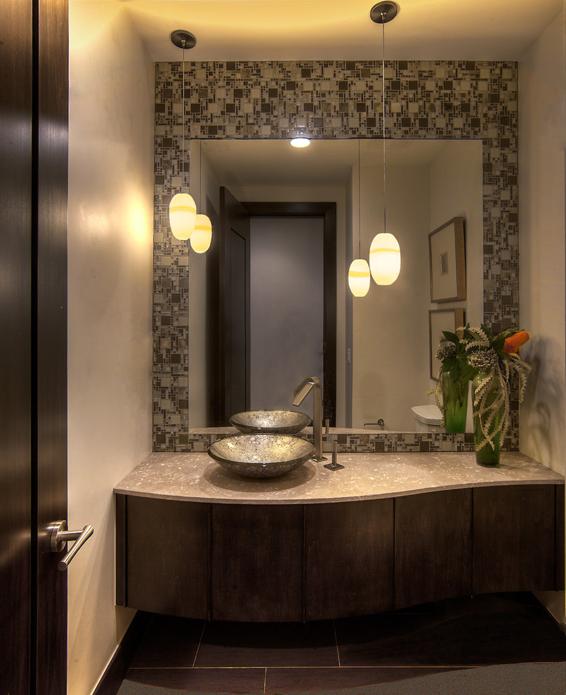 Идея дизайна: ванная комната среднего размера в стиле неоклассика (современная классика) с плоскими фасадами, темными деревянными фасадами, коричневой плиткой, бежевыми стенами и душевой кабиной