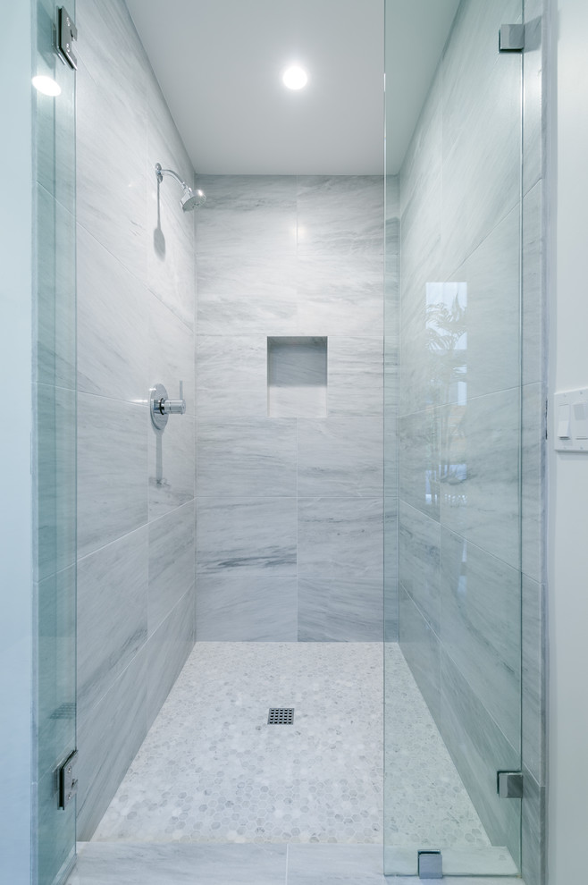 Exempel på ett litet badrum med dusch, med en dusch i en alkov, grå kakel, stenkakel, grå väggar, mosaikgolv, ett undermonterad handfat, grått golv och dusch med gångjärnsdörr