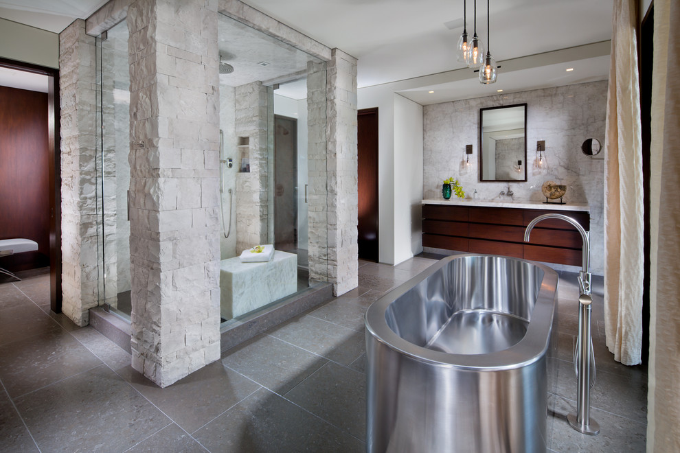 Источник вдохновения для домашнего уюта: большая главная ванная комната в современном стиле с плоскими фасадами, темными деревянными фасадами, отдельно стоящей ванной, белой плиткой, белыми стенами, монолитной раковиной и душем в нише