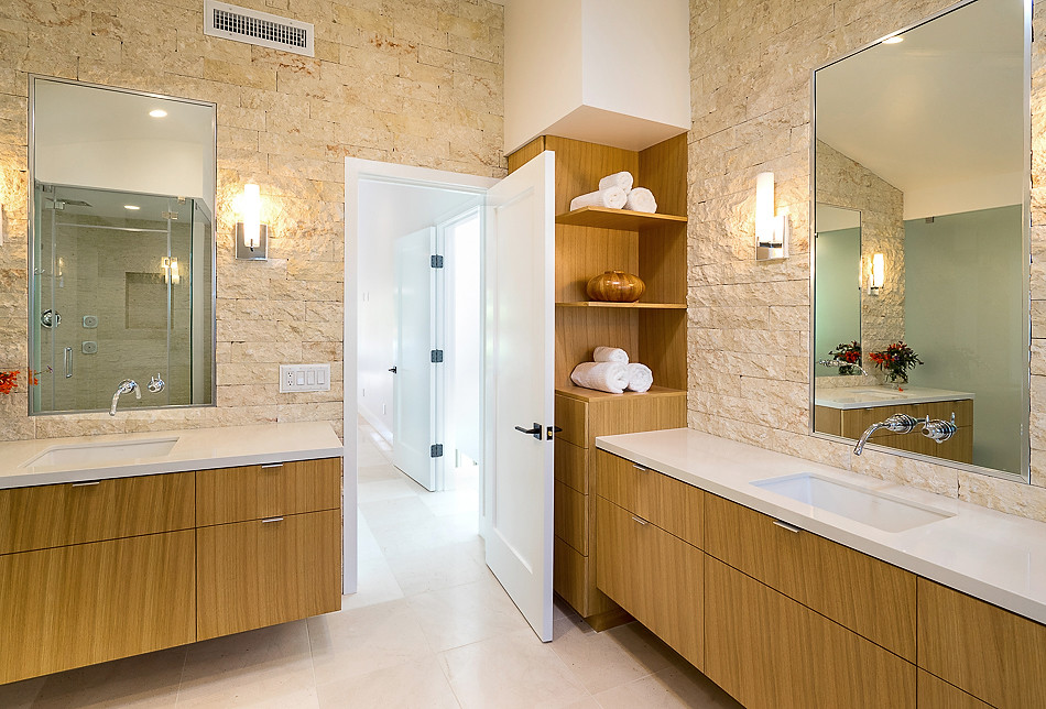 Diseño de cuarto de baño principal minimalista con bañera exenta