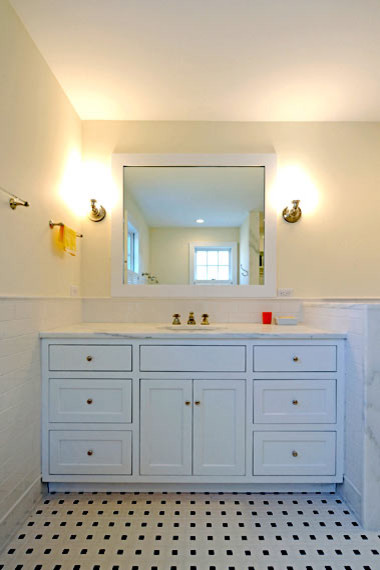 Klassisches Badezimmer mit Schrankfronten im Shaker-Stil, weißen Schränken, gelber Wandfarbe, Mosaik-Bodenfliesen, Unterbauwaschbecken und Marmor-Waschbecken/Waschtisch in Boston