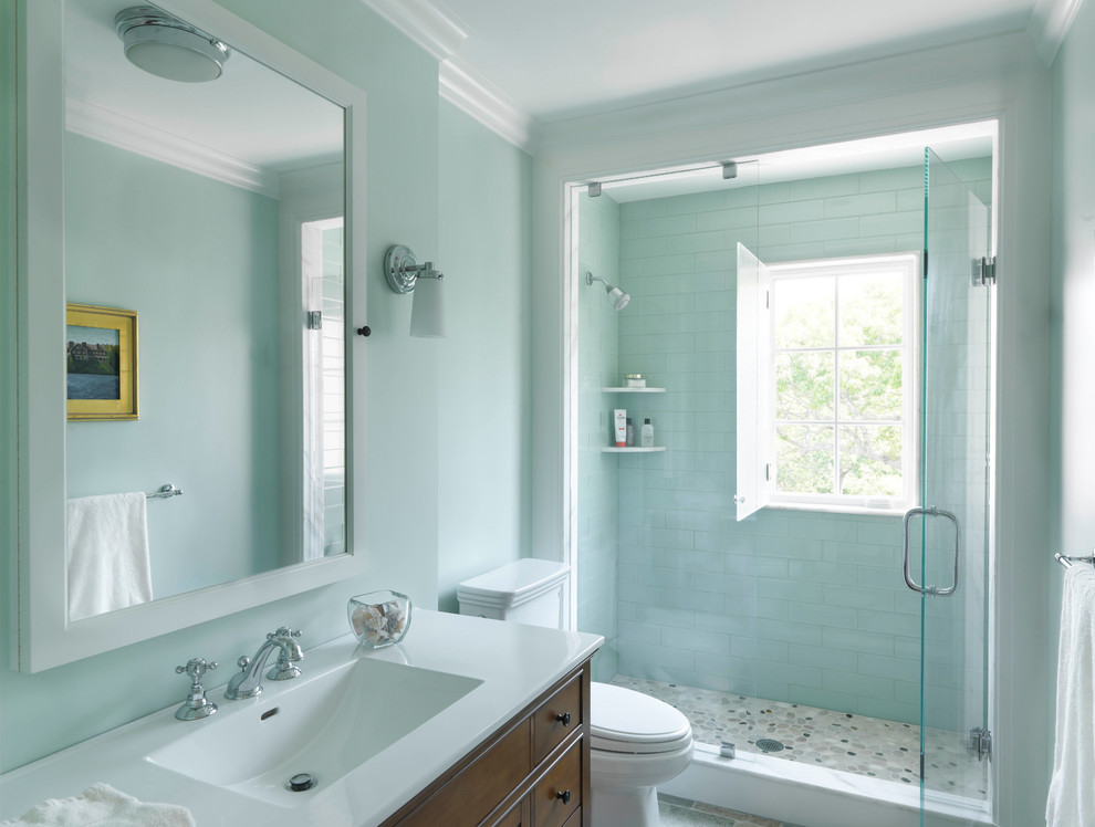 Источник вдохновения для домашнего уюта: ванная комната среднего размера в морском стиле с темными деревянными фасадами, душем в нише, синей плиткой, стеклянной плиткой, синими стенами, полом из галечной плитки, душевой кабиной, монолитной раковиной, столешницей из искусственного камня, разноцветным полом и душем с распашными дверями