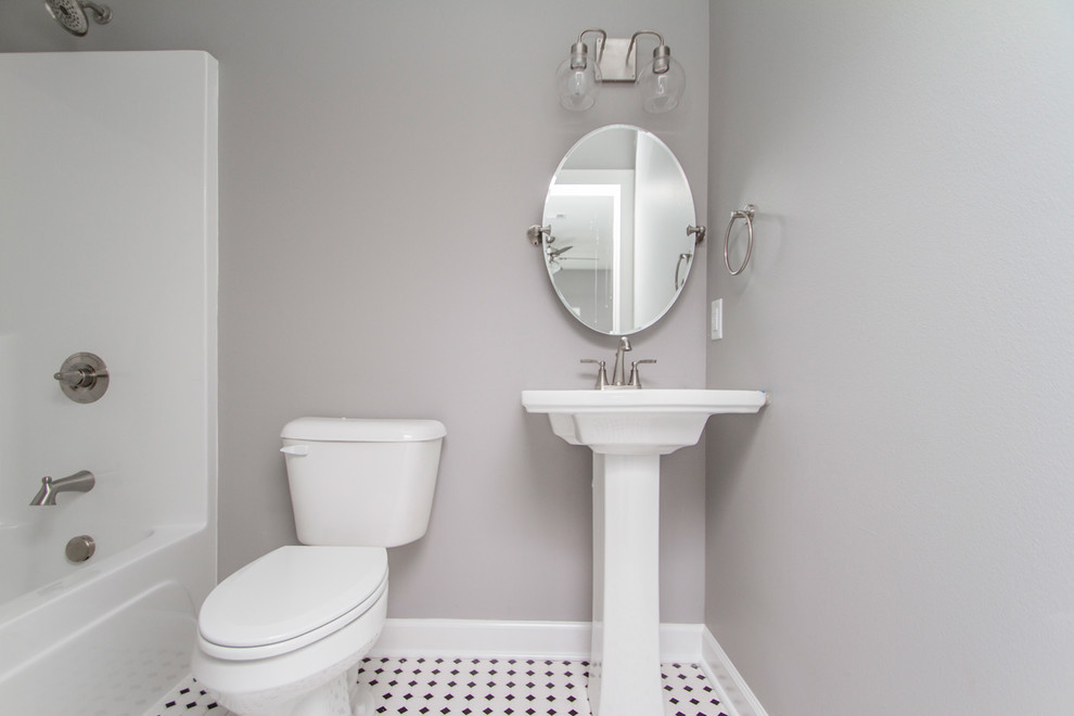 Idéer för ett mellanstort modernt badrum med dusch, med ett badkar i en alkov, en dusch/badkar-kombination, en toalettstol med separat cisternkåpa, grå väggar, klinkergolv i keramik, ett piedestal handfat, flerfärgat golv och dusch med duschdraperi