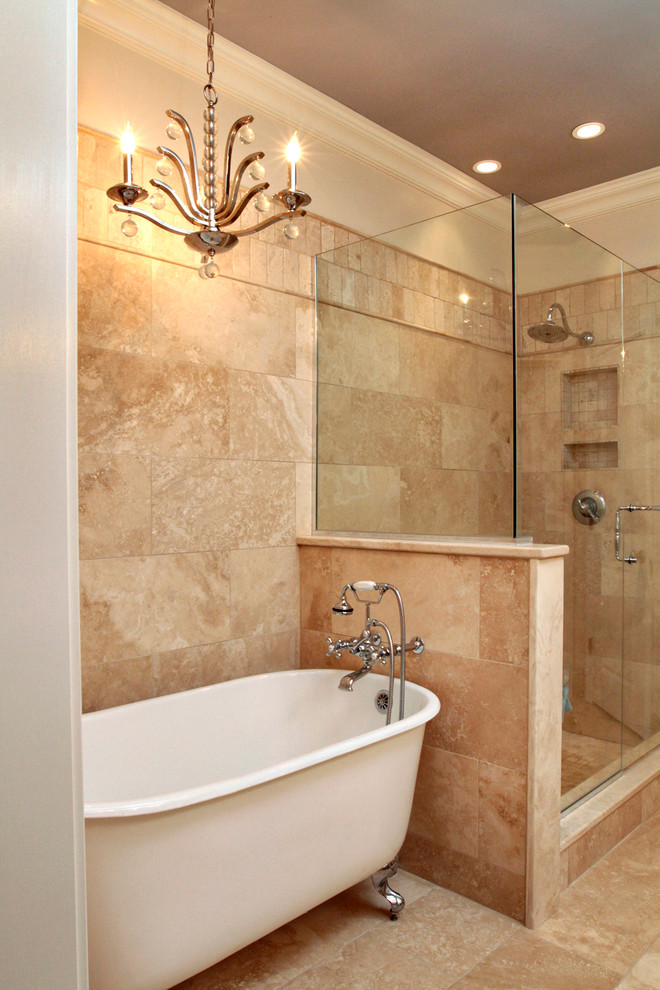 Ejemplo de cuarto de baño clásico renovado de tamaño medio con bañera con patas, ducha empotrada, baldosas y/o azulejos beige, paredes beige, suelo de travertino y aseo y ducha