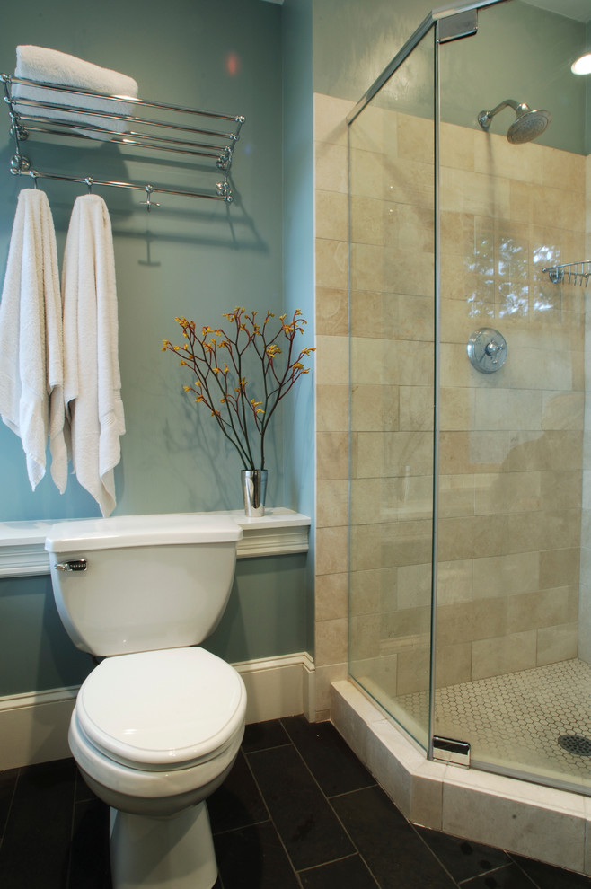Источник вдохновения для домашнего уюта: главная ванная комната среднего размера в стиле фьюжн с подвесной раковиной, угловым душем, унитазом-моноблоком, бежевой плиткой, керамической плиткой, синими стенами и полом из керамической плитки