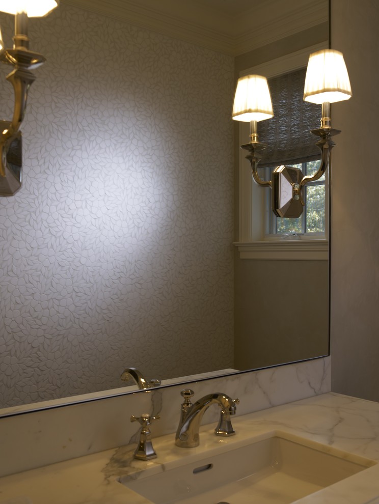 Ispirazione per una stanza da bagno country con lavabo sottopiano e top in marmo