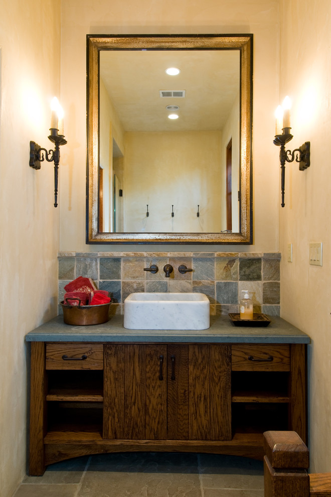 Réalisation d'une salle de bain tradition avec un plan de toilette en granite et un carrelage de pierre.