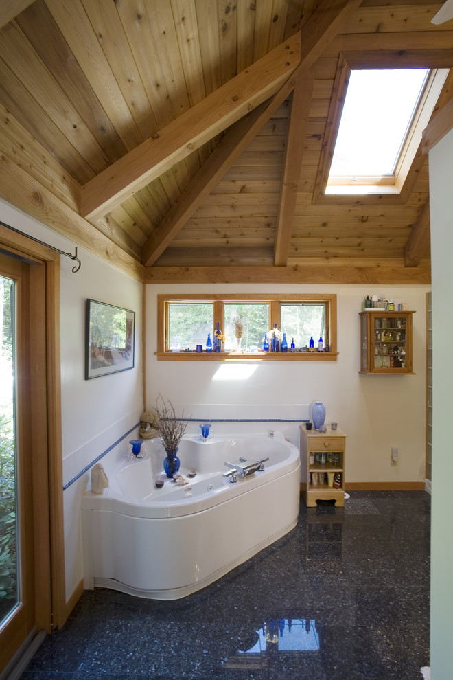 Diseño de cuarto de baño tradicional con bañera esquinera