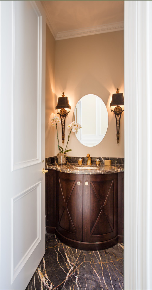 Inspiration för ett mellanstort vintage badrum med dusch, med ett undermonterad handfat, möbel-liknande, skåp i mörkt trä, marmorbänkskiva, en toalettstol med hel cisternkåpa, brun kakel, stenhäll, beige väggar och marmorgolv