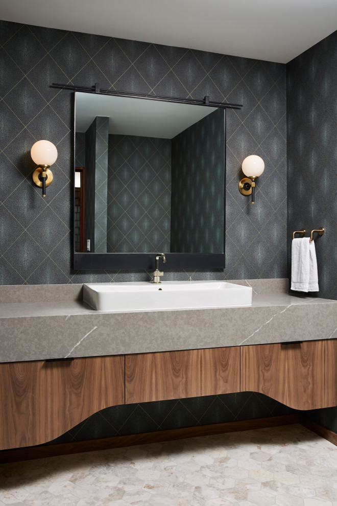 Immagine di una stanza da bagno contemporanea di medie dimensioni con ante lisce, ante marroni, pavimento in marmo, pavimento grigio, un lavabo e carta da parati