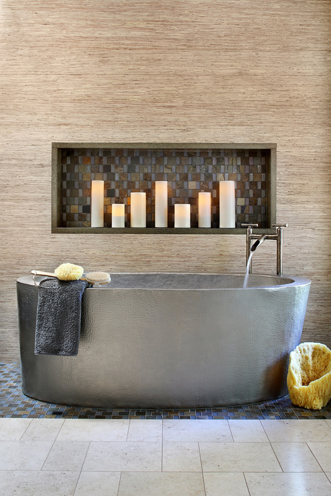 Ispirazione per una stanza da bagno design con vasca freestanding, pavimento con piastrelle in ceramica e lavabo da incasso