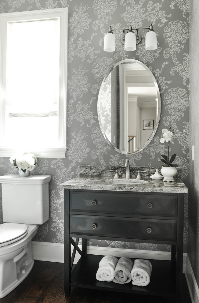Imagen de cuarto de baño clásico renovado grande con paredes grises, lavabo tipo consola, armarios tipo mueble, puertas de armario grises, sanitario de dos piezas, encimera de mármol y suelo de madera oscura