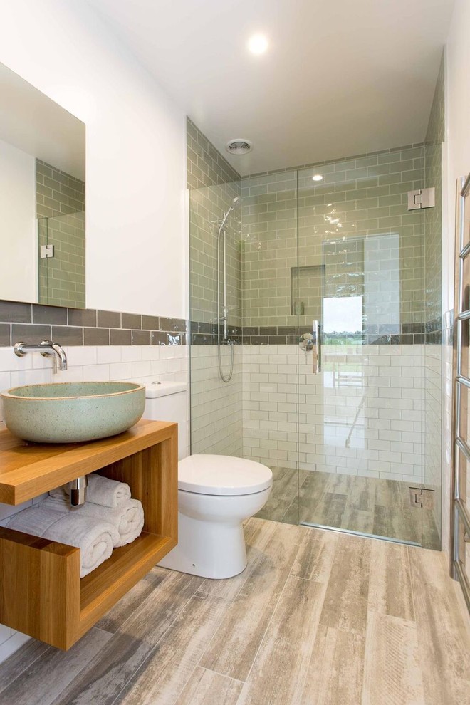 Источник вдохновения для домашнего уюта: ванная комната среднего размера в современном стиле с фасадами островного типа, душевой кабиной и столешницей из дерева
