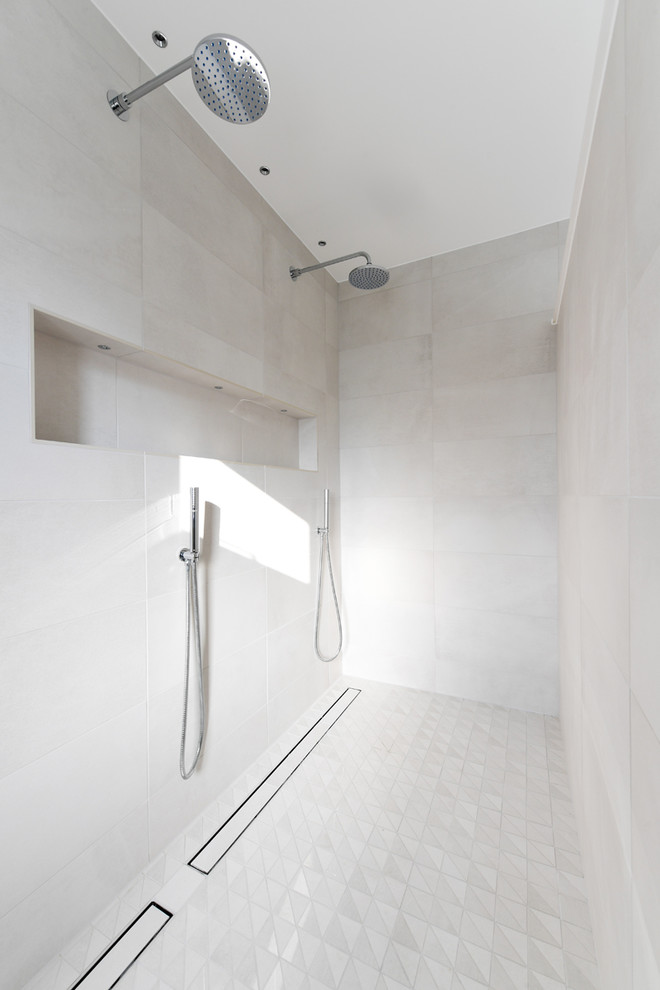 Источник вдохновения для домашнего уюта: ванная комната в современном стиле с желтой плиткой, керамогранитной плиткой, полом из керамогранита, белым полом и белыми стенами