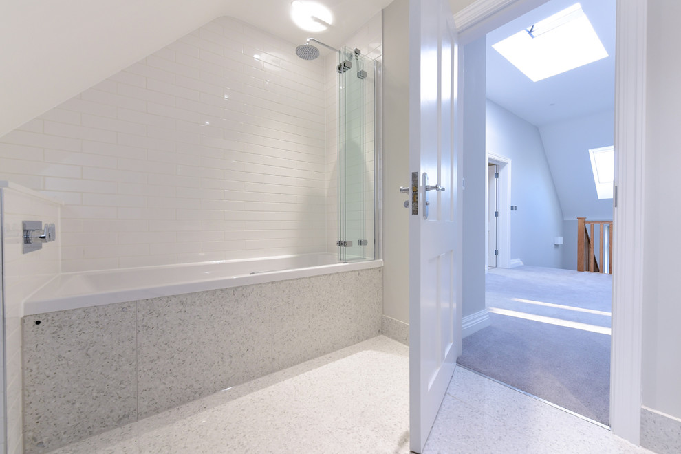 Modelo de cuarto de baño actual con suelo de baldosas de porcelana, suelo gris, baldosas y/o azulejos blancos y baldosas y/o azulejos de cerámica