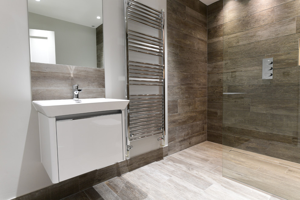 Bild på ett funkis badrum, med brun kakel, porslinskakel, klinkergolv i porslin och brunt golv