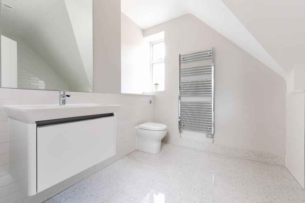 Ejemplo de cuarto de baño contemporáneo con suelo de baldosas de porcelana, suelo gris, baldosas y/o azulejos blancos y baldosas y/o azulejos de cerámica