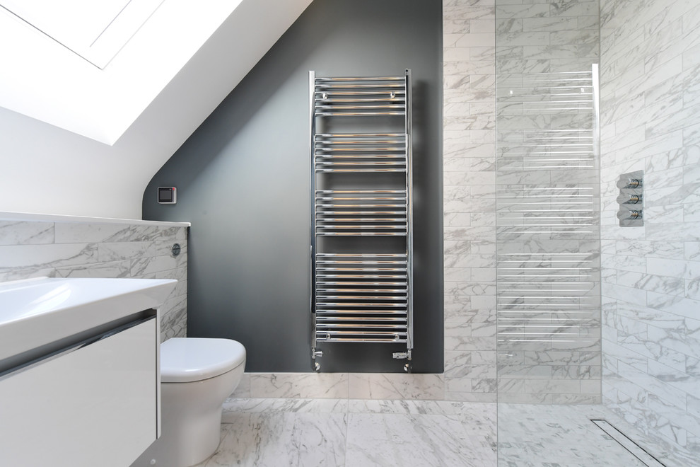 Ispirazione per una stanza da bagno contemporanea con piastrelle grigie, piastrelle in gres porcellanato, pavimento in gres porcellanato e pavimento grigio