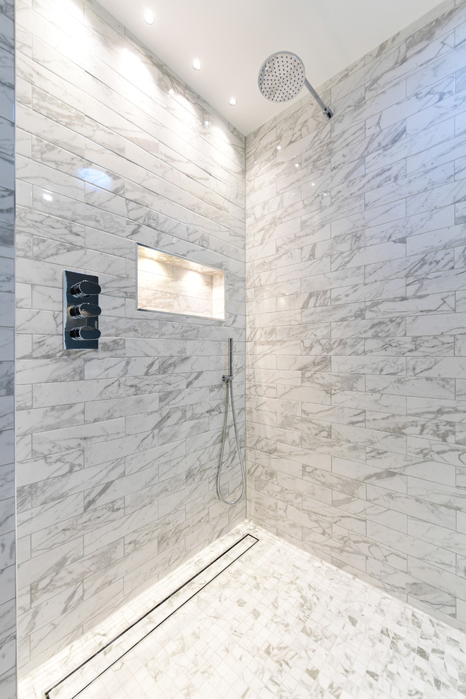Modernes Badezimmer mit grauen Fliesen, Keramikfliesen, Porzellan-Bodenfliesen und grauem Boden in Oxfordshire