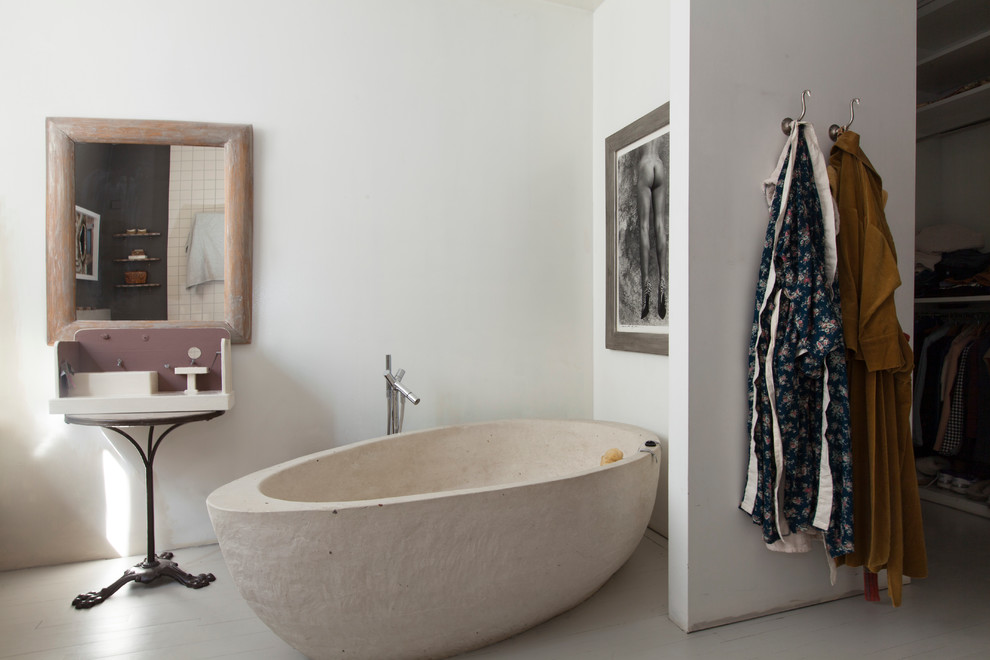 На фото: главная ванная комната среднего размера в стиле фьюжн с раковиной с пьедесталом, отдельно стоящей ванной, белыми стенами и деревянным полом с