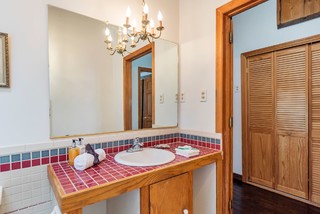 75 photos et idées déco de salles de bains et WC montagne avec un plan de  toilette rouge - Juillet 2023 | Houzz FR