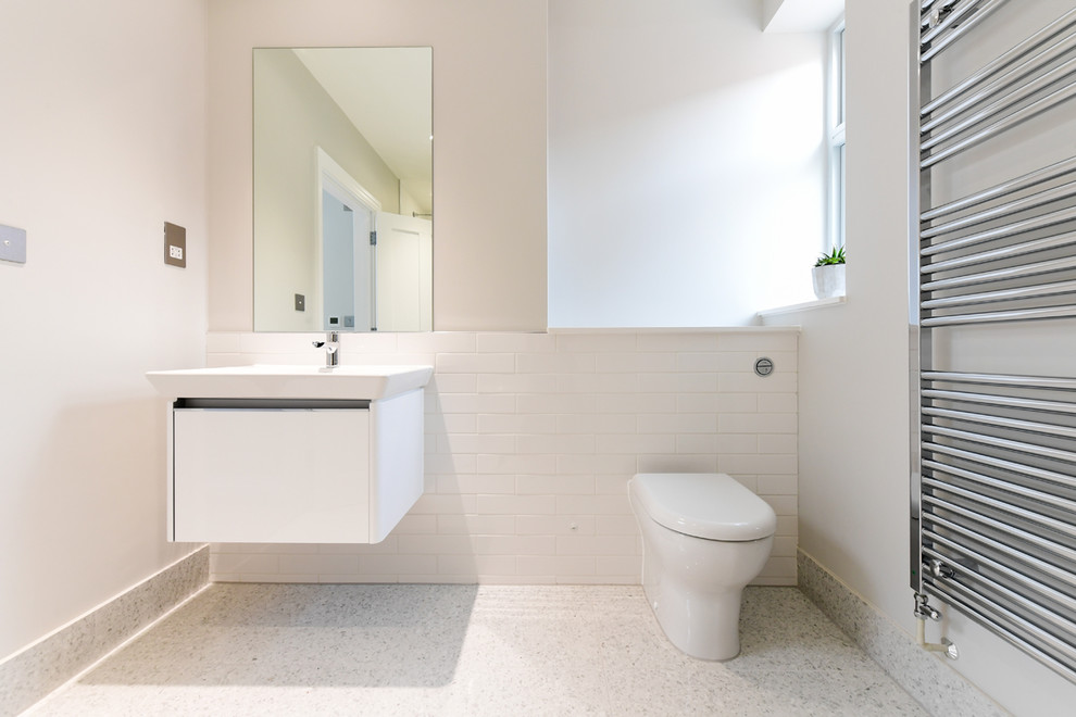 Modelo de cuarto de baño actual con suelo de baldosas de porcelana, suelo gris, baldosas y/o azulejos blancos y baldosas y/o azulejos de cerámica