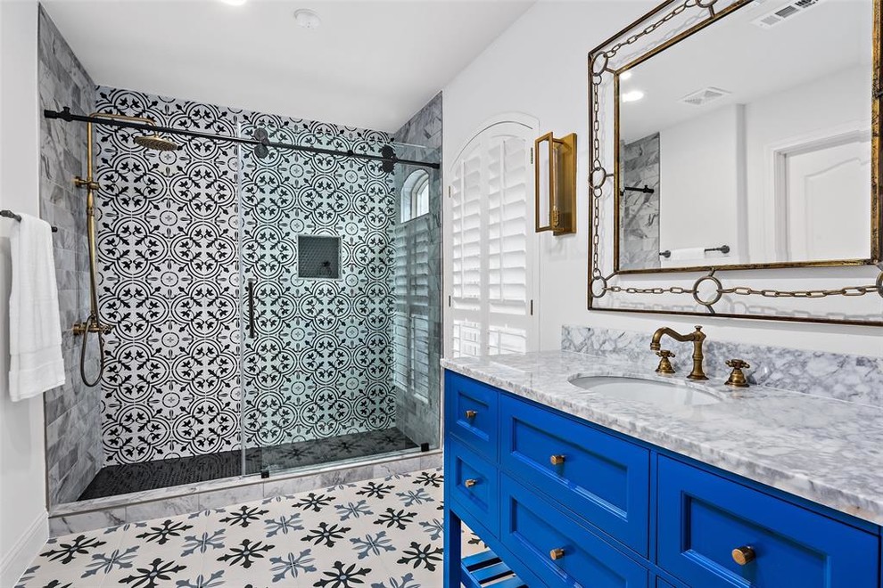 Idéer för mellanstora vintage flerfärgat badrum med dusch, med möbel-liknande, blå skåp, en dusch i en alkov, en toalettstol med separat cisternkåpa, flerfärgad kakel, porslinskakel, klinkergolv i porslin, ett undermonterad handfat, marmorbänkskiva, flerfärgat golv, dusch med skjutdörr och vita väggar