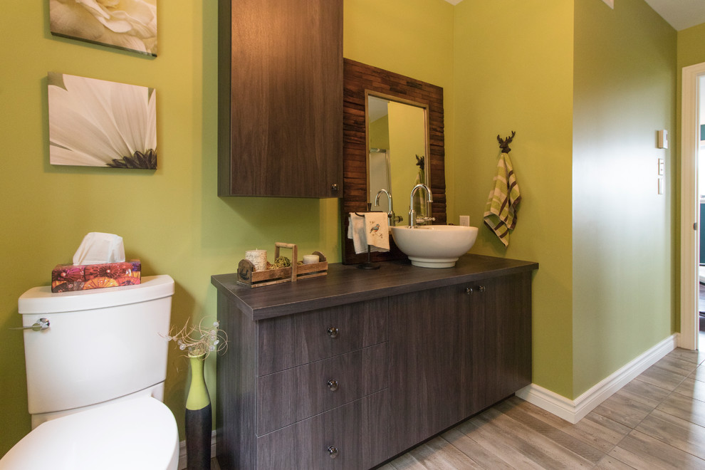 Foto di una stanza da bagno minimalista con ante lisce, ante marroni, pareti verdi e pavimento marrone