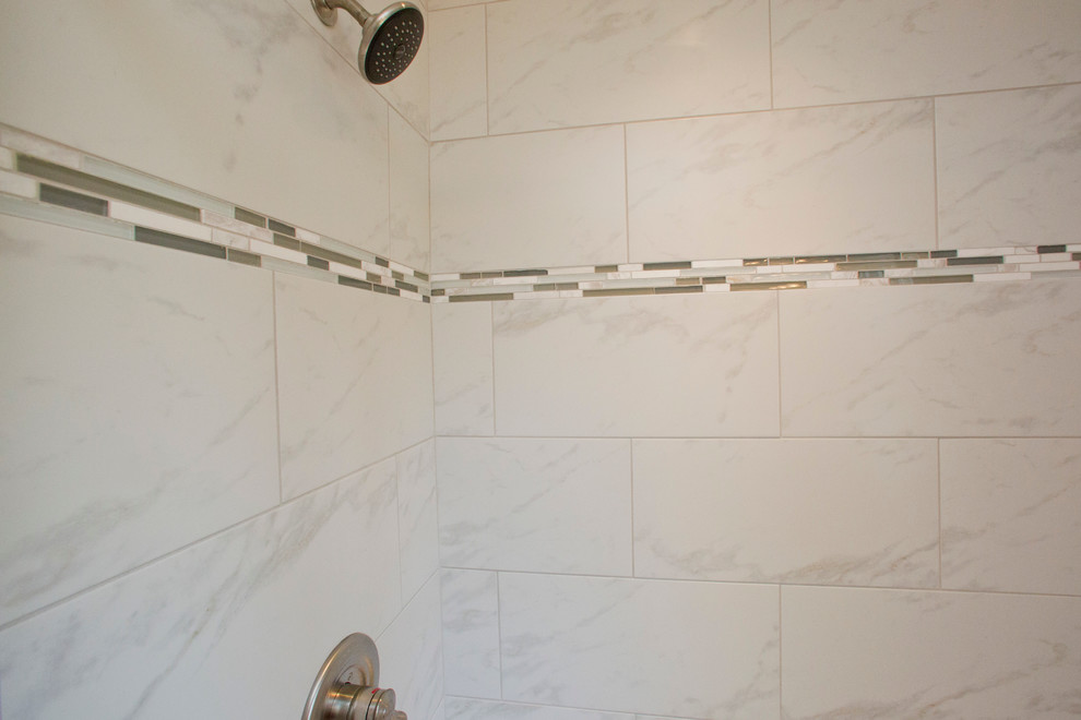 Esempio di una stanza da bagno padronale american style con ante con bugna sagomata, ante in legno bruno, pareti beige, lavabo sottopiano e pavimento bianco