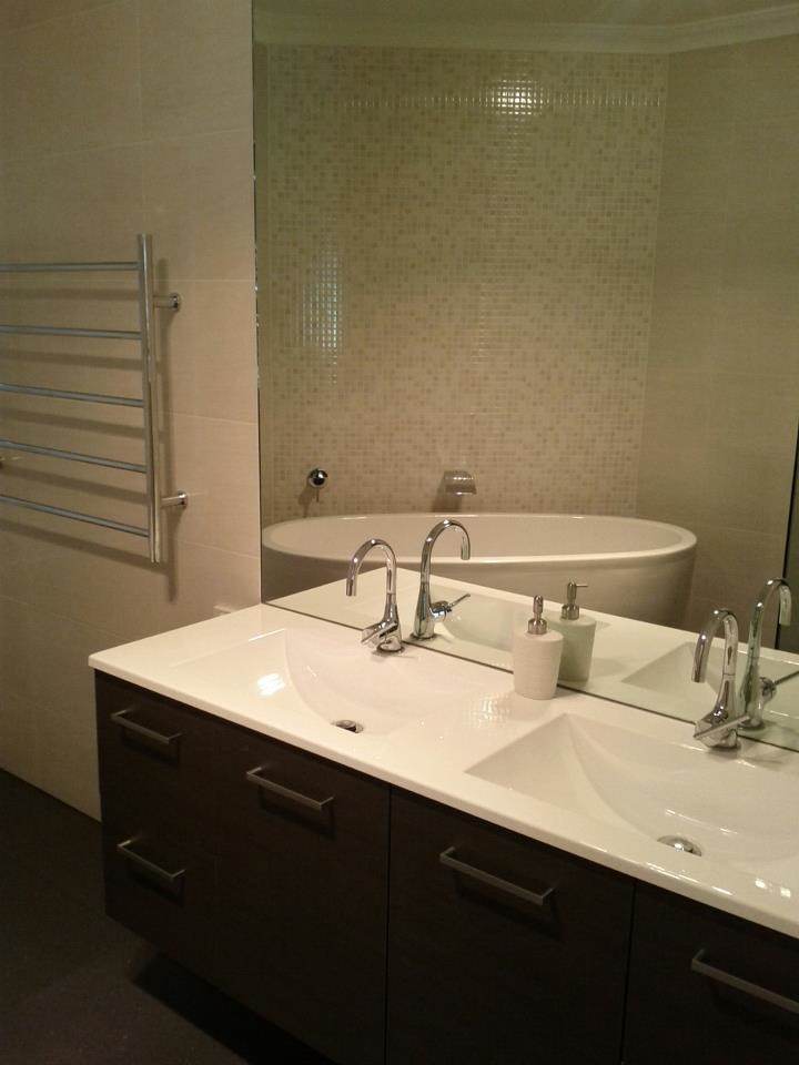 Immagine di una stanza da bagno contemporanea con lavabo integrato