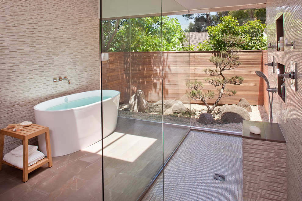 Modernes Badezimmer mit freistehender Badewanne in Los Angeles