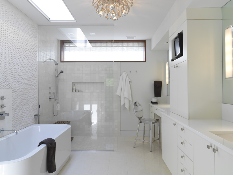 Modelo de cuarto de baño actual con bañera exenta, ducha abierta, ducha abierta y ventanas
