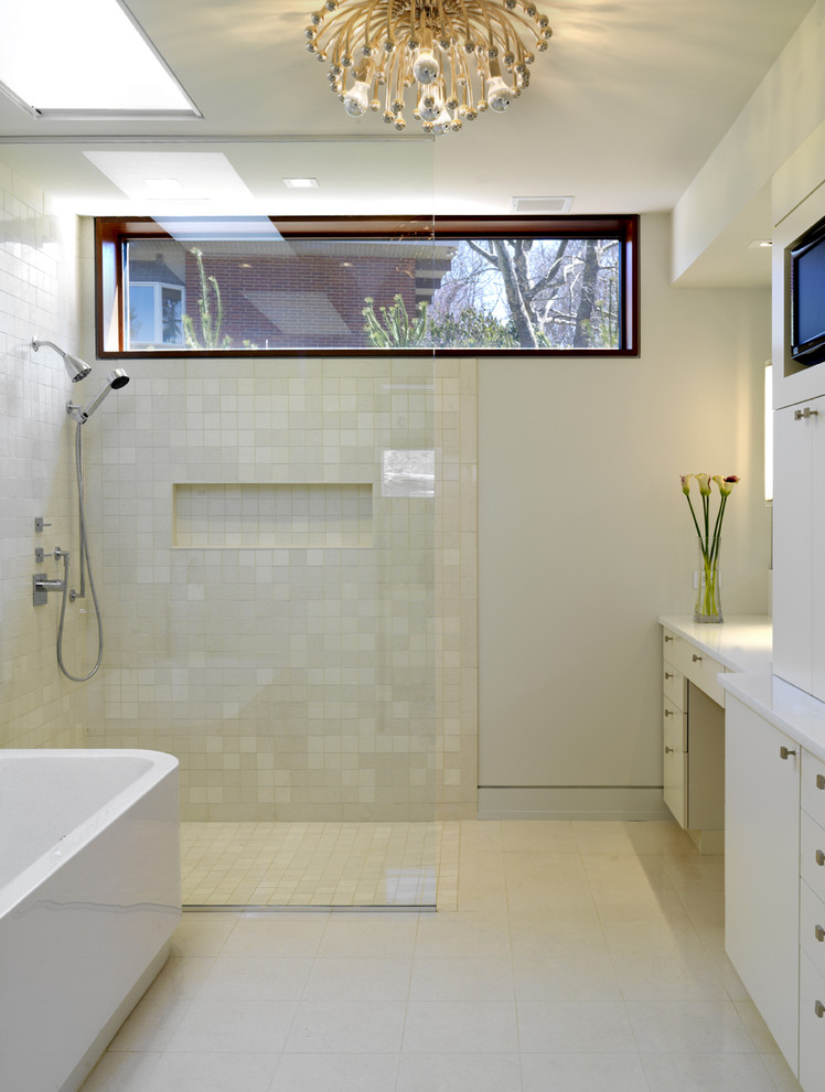 Idéer för ett modernt badrum, med ett fristående badkar och en kantlös dusch
