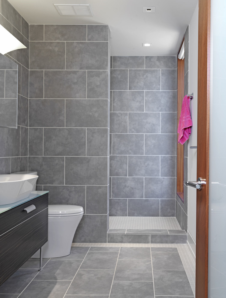 Modernes Badezimmer mit Mosaikfliesen und Aufsatzwaschbecken in Baltimore