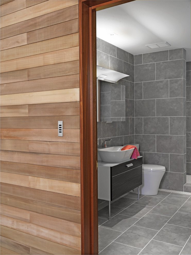 Immagine di una stanza da bagno design con lavabo a bacinella