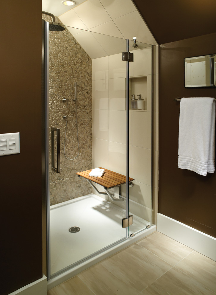 Modern inredning av ett litet badrum med dusch, med en dusch i en alkov, beige kakel, kakel i småsten, bruna väggar och klinkergolv i keramik