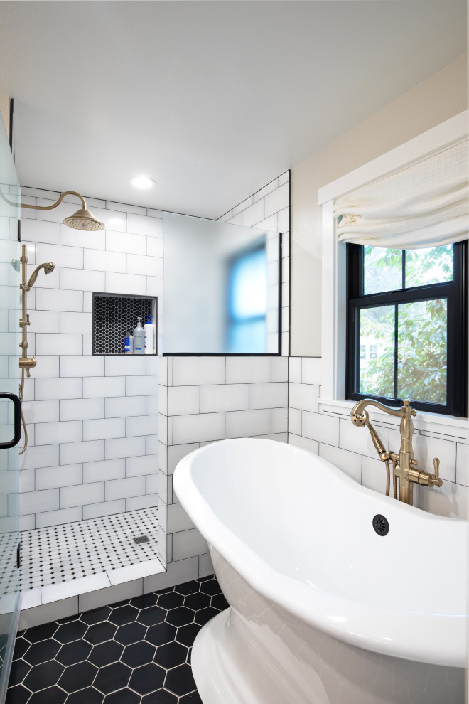 シアトルにある広いカントリー風のおしゃれなマスターバスルーム (置き型浴槽、アルコーブ型シャワー、白いタイル、ベージュの壁、黒い床、開き戸のシャワー) の写真