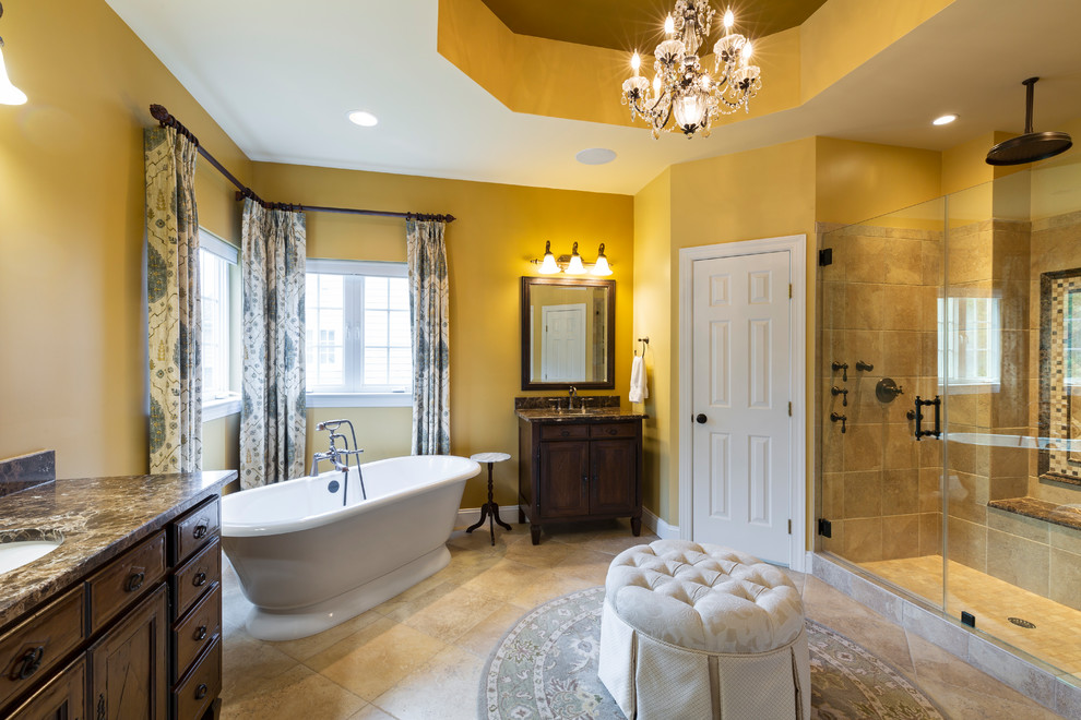 На фото: главная ванная комната среднего размера в стиле рустика с фасадами в стиле шейкер, темными деревянными фасадами, отдельно стоящей ванной, душем в нише, унитазом-моноблоком, бежевой плиткой, желтыми стенами, врезной раковиной, бежевым полом, душем с распашными дверями и разноцветной столешницей