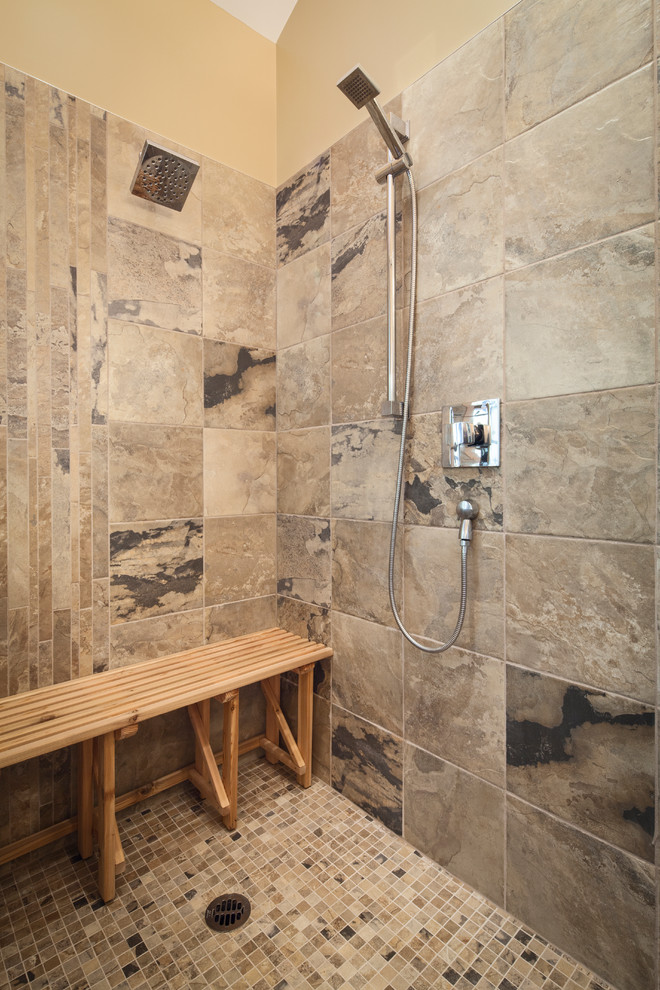 Стильный дизайн: ванная комната в классическом стиле с бежевой плиткой - последний тренд