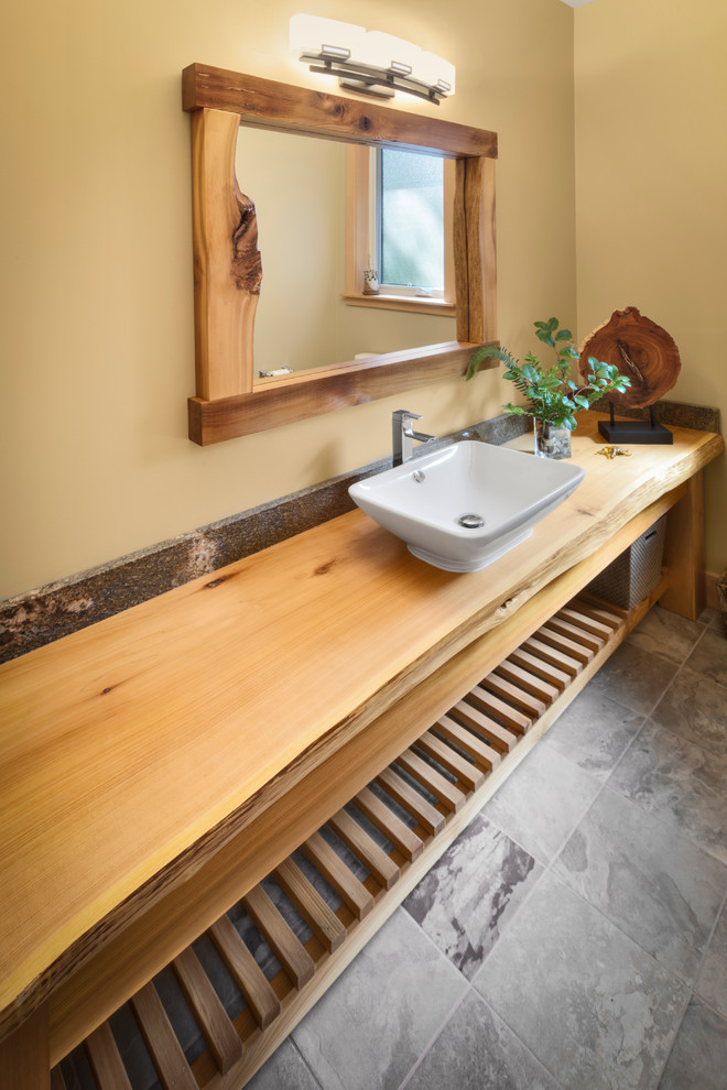 На фото: ванная комната в классическом стиле с настольной раковиной