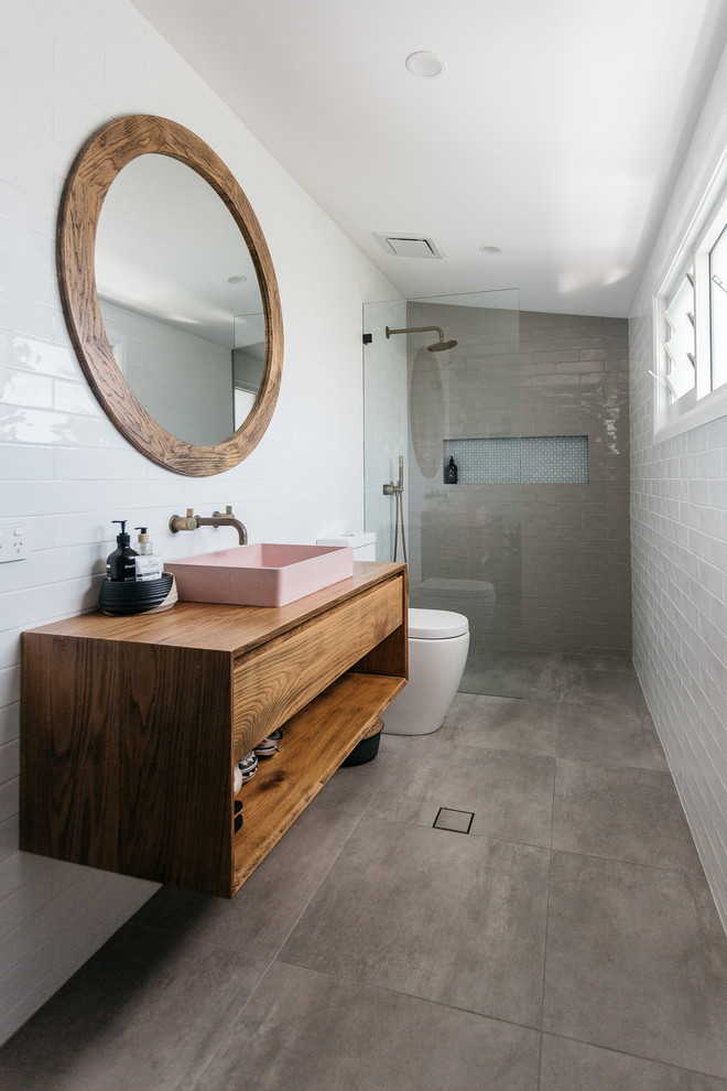 На фото: маленькая главная ванная комната в морском стиле с фасадами островного типа, светлыми деревянными фасадами, открытым душем, белой плиткой, керамической плиткой, полом из керамической плитки и серым полом для на участке и в саду с